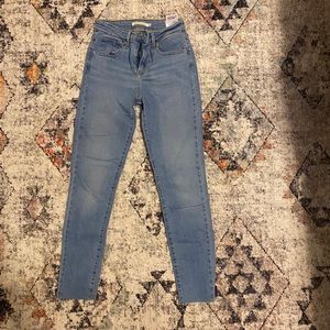 Women’s Levi’s jeans